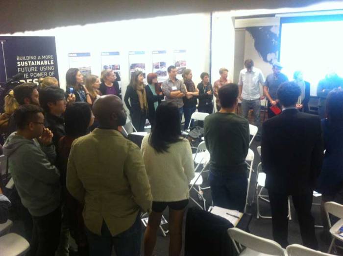 131109_ch-forum_gift-circle